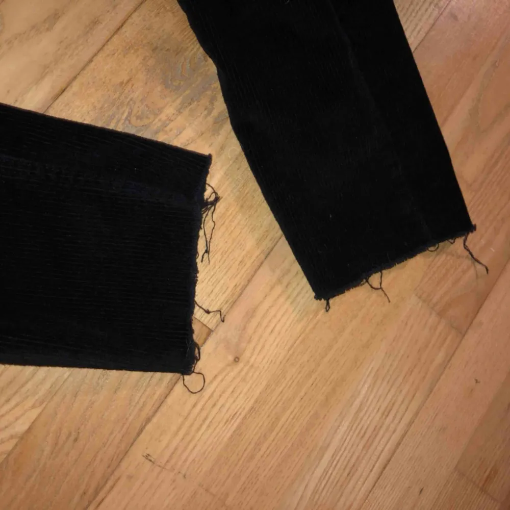 Jätte fina Manchester byxor i svart färg, sparsamt använda och kommer nu längre inte till användning, dem är ifrån ”only”, ord pris 499kr💫 storlek 34/34. Jeans & Byxor.
