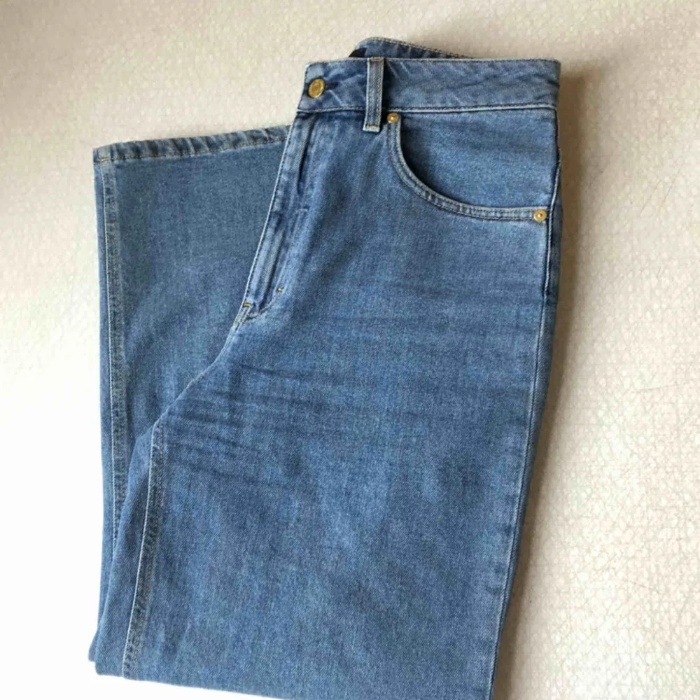 Filippa K jeans modell LAURIE  Stl 30 High waist, wide leg, cropped  Endast använda 1-2 ggr  Frakt 450 kr  🐋 . Jeans & Byxor.