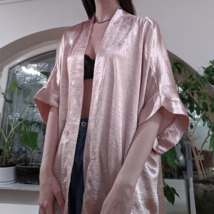  - Sååå fin kimono. Fint ljusrosa lystrigt tyg ✨✨✨ lite små"luden"/nopprig på vissa ställen men jag tycker inte det syns.  Så himla fin verkligen men insett att jag typ inte använder rosa plagg. 