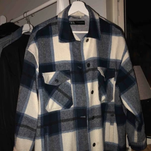  - Säljer min så fina rutiga jacka från Zara som tyvärr inte kommer så mycket till användning längre. Storleken är L men på mig som har M sitter den som önskat, lite oversized. Skicket är väldigt bra, har knappt använt den. Nypris 549 kr, mitt pris 300 kr.
