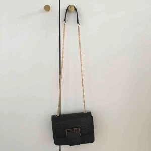  - Jättefin väska från NA-KD i ormskins-imitation med gulddetaljer. Använd fåtal gånger, fint skick 💫 frakt 59 kr, totalpris: 149 kr