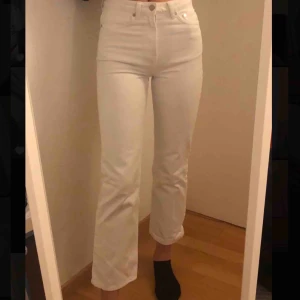 Vita jeans  - Vita jeans i från Weekday i modellen Voyage.  Storlek W 25  L 28.  Använda ett fåtal gånger 