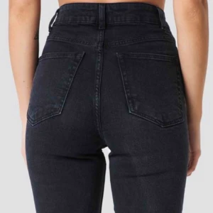  - Säljer dessa coola asymmetriska jeansen, med tydlig cool söm som detalj! Köpta för 500kr & sparsamt använda! Mycket bra skick! 