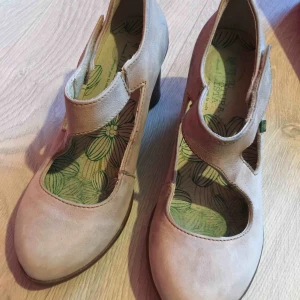  - El Naturalista shoes. Size 38. Very comfortable. Leather with rubber soles. Good condition. 