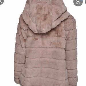  - Äkta pälsjacka knappt använd. Storlek S. Fick den i present och vet inte vart den är köpt:) kan gå ner i pris vid snabb affär. Varm mysig jacka fint skick! 