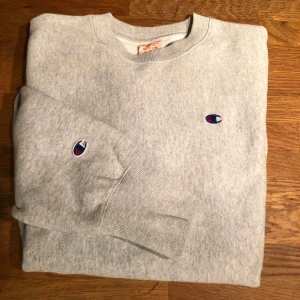  - Champion tröja som endast använts ett par gånger, jättefint skick och snygg tröja, enda anledningen att jag säljer är för att jag behöver pengarna!