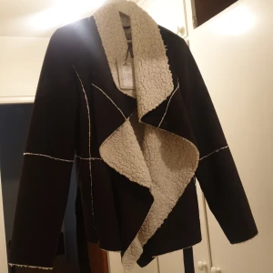 OBJECT jacka med fordring  - Mörkbrun jacka, faux mocka med ull-liknande foder i off White. Storlek L. bälte i midjan om man vill dra åt för att markera midjan. En knapp uppe i kragen. Bekväm och mjuk passform. Köptes för ett par år sedan. Aldrig använd. Prislapp kvar. Urs.pris:600kr