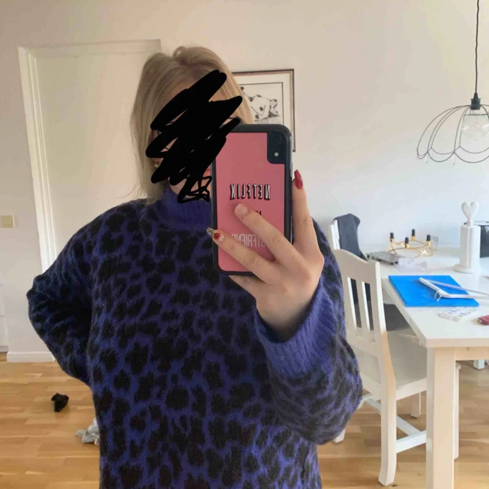 Lila leopardmönstrad tröja från en av NA-KD. Frakt tillkommer🥰. Hoodies.