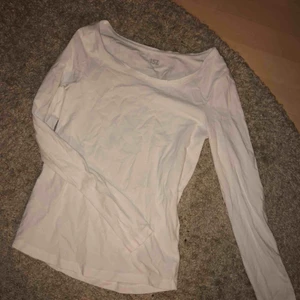  - Vit basic långärmad tröja från Lager 157. Strl XS men passar även mig som har strl S. Använd 2-3 gånger.