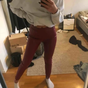  - Säljer ett par skit coola röda skinnbyxor från Zara med slits längst ner vid smalbenet!! ❤️❤️ Jätte bra skick 
