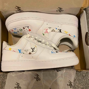  - Säljer dessa costume AF1:or. Aldrig använda. De var en present men är tyvärr en storlek förstora.. Hör av dig om du är intresserad! 