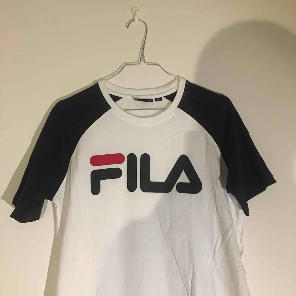 Klassisk Fila t-shirt som är riktigt snygg. Den är i normal begagnat skick och har inga defekter. - Frakt står köparen för (30kr) kan även göra meetups. T-shirts.