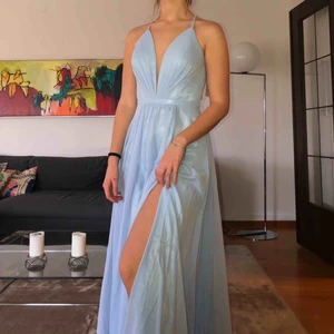  - Säljer min jättefina balklänning som jag tänkte ha på bal nu i sommar. Köpt på Dressroom Linné i Göteborg, men är tyvärr lite stor för mig. Inte använd, och har hängt i orginalfodral sedan köp. Kvitto finns! Nypris är 2800kr