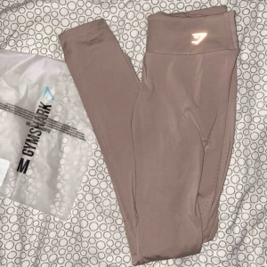 - Säljer dessa helt nya och extremt snygga träningstajtsen från Gymshark i storlek M. Tyvärr är de förstora för mig så de är aldrig använda. Nypris 600kr. Priset kan diskuteras, köparen står för frakten. För fler bilder så är det bara till att skriva💖