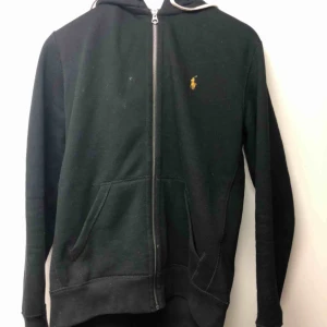  - Polo Ralph Lauren Hoodie strl M  cond - 9/10 använt några fåtal gånger  Modellen är 185 cm lång  Säljes pågrund av för liten 
