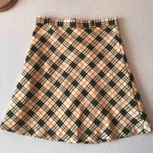  - Finaste rutiga kjolen jag sett :( Perfekt passform, men för liten för mig. Dragkedja. Strl XS, passar en XS eller mindre S. Ca 42cm lång, ca 66cm i midjan.   Kan skickas eller hämtas i Gbg.  Frakt 18kr