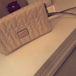  - En Guess väska. Endast använt den en gång. 