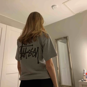  - Grå fin Stüssy t-shirt.  Väl skick  Använd fåtal gånger  Stor i storleken  