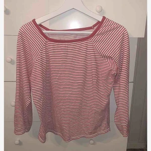  - En vit & röd randig tröja med lite kortare armar, från h&m. Original pris: 200kr säljer för 40kr 