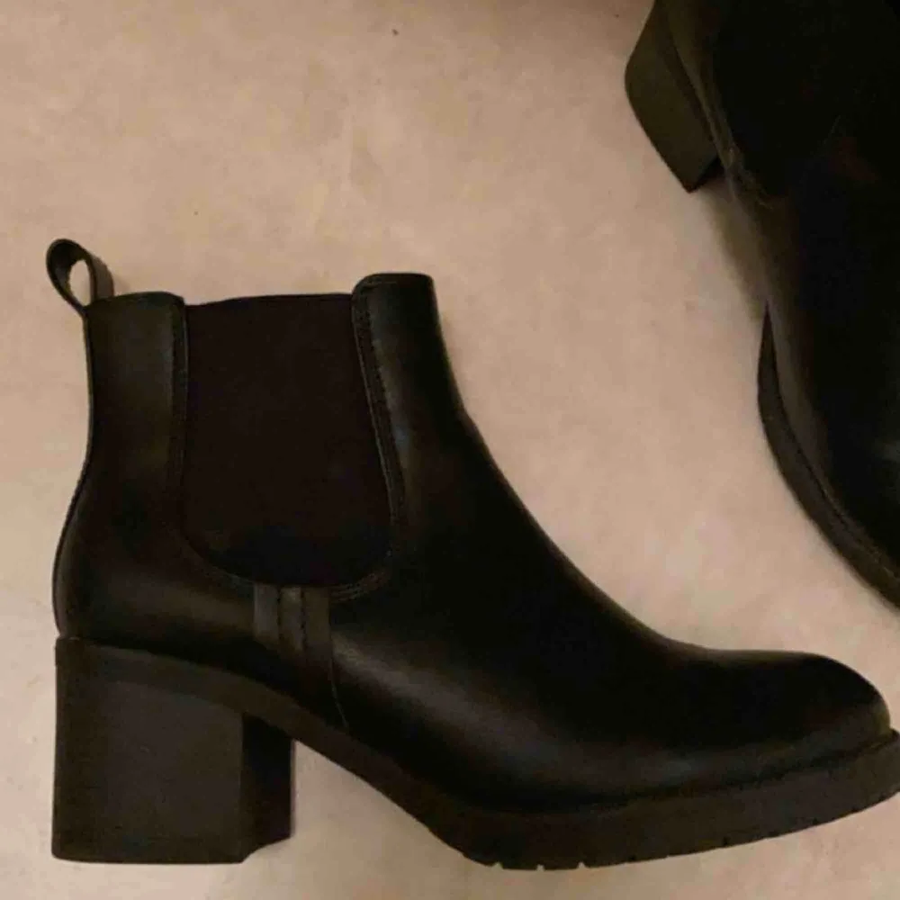 Svarta skor med liten klack på, använda ett fåtal gånger och i mycket fint skick, storlek 38.. Skor.