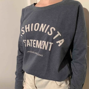  - oversized sweatshirt ifrån jacqueline de yong, storlek S. kan mötas upp i Ystad/Tomelilla, annars tillkommer frakt. vi tar swish och kontanter.