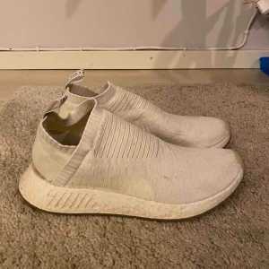  - Adidas skor ( vet ej vad är för model ) storlek 43. Väldigt bra skick! Priset kan diskuteras. Tyvärr har den inga kartong kvar. 