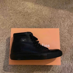  - Acne studios Adrian High sneakers storlek 43, väldigt bra skick typ använd en eller två gånger! Kan sälja även billigare vid snabb affär. Kan mötas i Uppsala eller Stockholms central 