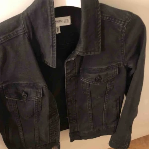  - Säljer min älskade jeansjacka från Mango, några fläckar men går att ta bort, där av priset. 