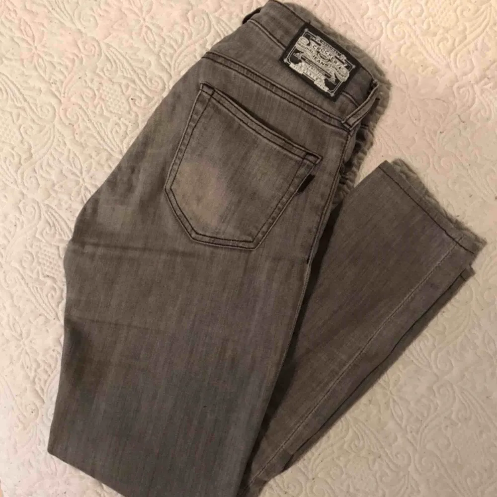 Ett par balla grå jeans från Crocker. Egentligen är längden 32 men de är uppsydda! Finns lite slitningar på insida lår, men inte farligt🥰 Köparen står för frakten🌱. Jeans & Byxor.