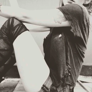  - Acne t-shirt nypris 495kr Hålig och perfekt trasig. Några säkerhetsnålar.   Sitter som en jävla dröm