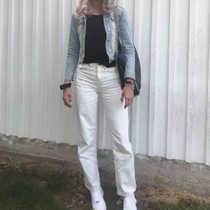  - Dessa supersnygga jeans som ja köpte av Molly malhotra på hennes sellout sida på instagram. Otroligt snygga men tyvärr börjar dom bli för korta och jag är 177cm. (Se bilderna)   Köparen står för frakt 