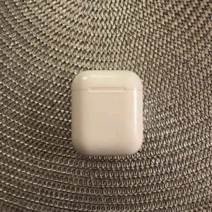 - Säljer mina fullt fungerade AirPods 1, säljer pga att ja köpt ett par andra hörlurar och har då ingen användning för dessa, hör av dig för intresse💕💕