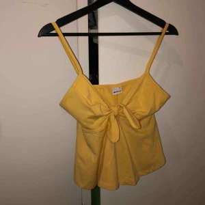  - Gult somrigt linne från Gina Tricot. Storlek M💛Använd fåtal gånger. Frakt tillkommer