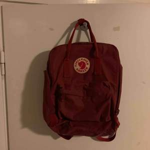 En röd Fjällräven kånken ryggsäck (Ox red) inköpt för drygt två år sedan men som inte använts. Fint skick. Hämtas i Uppsala. 🌹