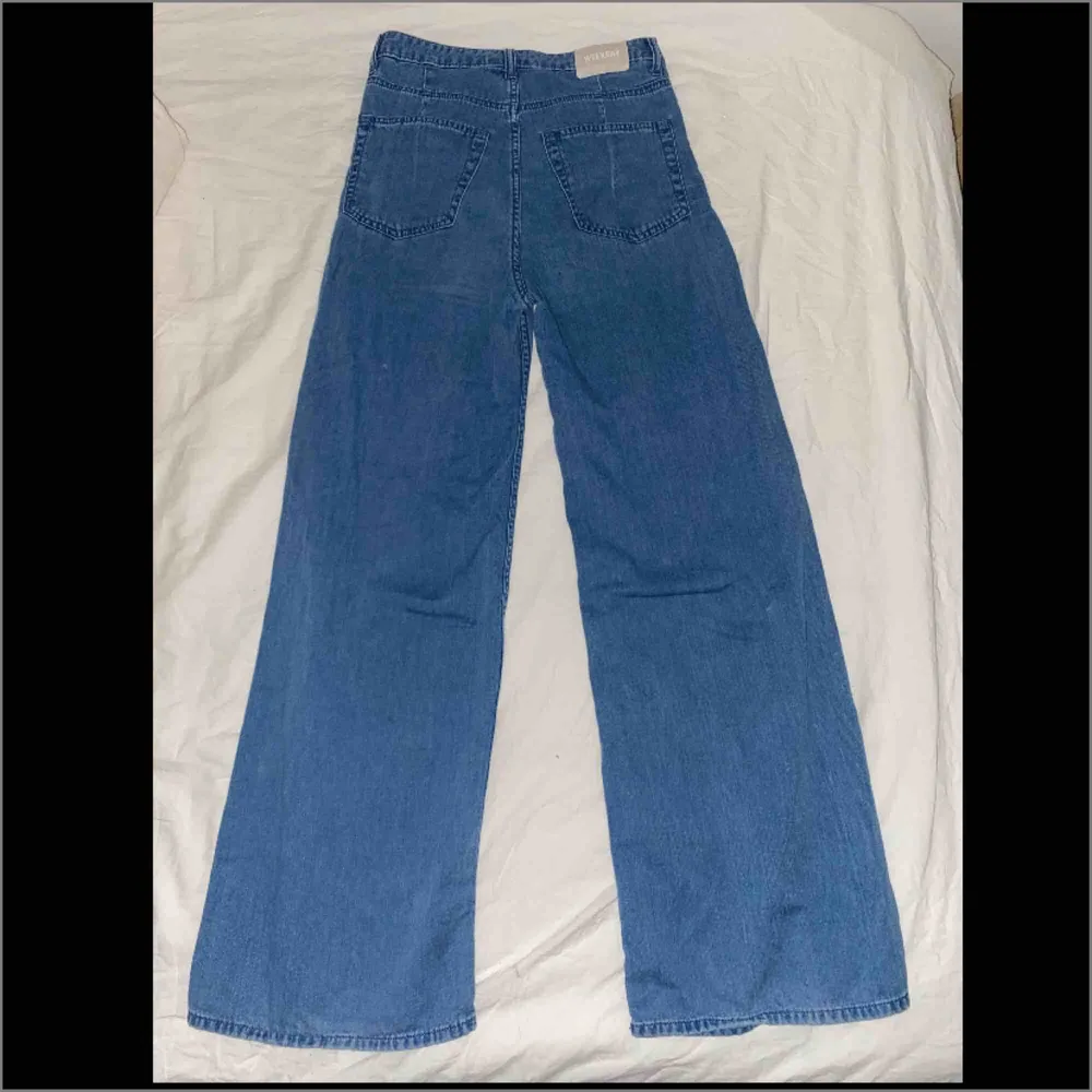 Köpte dessa ursnygga jeans på plick. Tyvärr var de lite för små och måste därför sälj de vidare. Står ingen storlek men skulle säga att det är xs! Passar längderna 160-165. Jag är 165 och de satt bra i längden! Frakt tillkommer.. Jeans & Byxor.