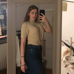  - Säljer en super fin polo t-T-shirt! Säljer denna för 80kr + 36kr i frakt 