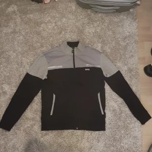  - Hugo Boss dress, Tröja stl L, Byxor stl XL Bra skick kostade ny ca 6 tusen.