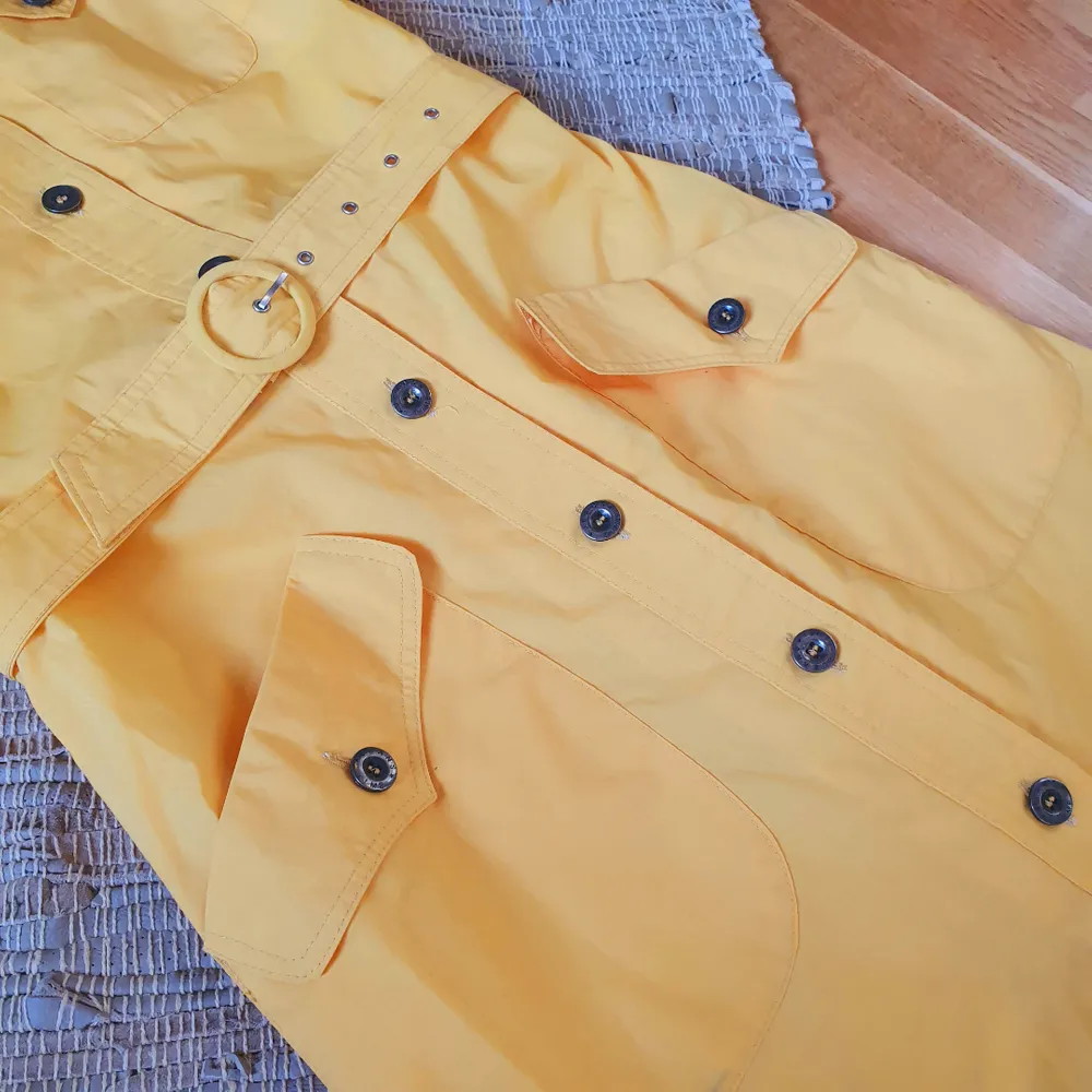 fantastisk gul vintageklänning i nyskick🌻 midja: 36, axel: 39, längd: 112cm  frakt 63kr🌼. Klänningar.