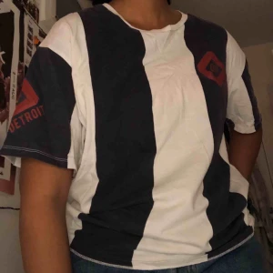  - Cool T-shirt som jag inte använder längre. Passar typ alla storlekar💙 hör av er för mer info