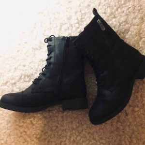  - Svarta kängor. Köparen står för frakt.