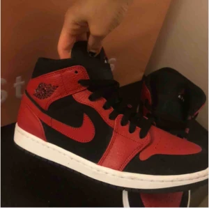  - Säljer mina trendiga och snygga jordans 1 😍 Sparsamt använda Säljer pga att dem inte kommer till användning 