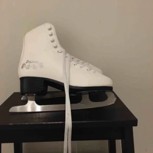  - Davos konståkningsskridskor. Helt nya. Bara använda en gång. Säljer för att jag inte kan åka sådana skridskor. Fodrade. Taggar längst fram. Nyslipade. Passar även för strlk 38 som jag har. Väldigt bekväma. Frakt ingår ej. Mötas eller så skickar jag.