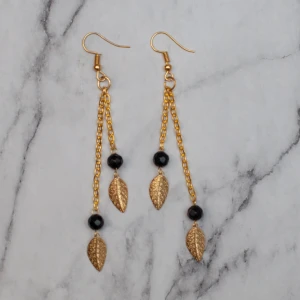 Golden leaf  - Fina örhängen med glaspärlor och löv. Nickelfria. Obs! De är inte orangea som på bilden, Photoshop ändrar färgerna för mig 🙃 11:- i frakt, Fri frakt vid köp över 100:-.