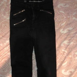  - Fina jeans från BikBok, för små för mig så säljer för endast 60kr, nästan aldrig använt dom!