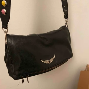  - Säljer den trendiga zadig&voltarie väskan, i den lite större modellen. Nypris är strax över 4000kr. Originalband, kedja och dustbag finns! 