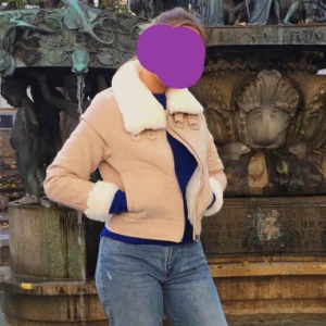  - Säljer denna snygga beiga mocka-jacka. Väldigt mjuk på insidan. Dock har den lite sminkfläckar och därav det låga priset. Det är ju dock något som händer med alla tjej-jackor så svårt undvika 😤😢