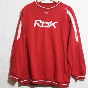 Reebok tjocktröja stl M  - Snygg röd tröja från Reebok, herr M. Men jag som är en dam M har haft den som Oversize. Skriv om du har några frågor! Frakt 65kr