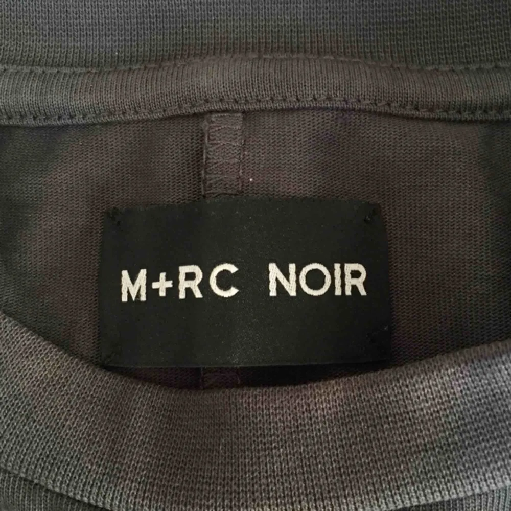 M+RC Noir långärmad t-shirt i två lager. Bra skick och sällan använd.. T-shirts.