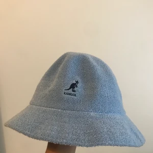 Kangol hatt strl S  - Kangol hatt super bra skick knappt använd. lite smink på insidan men inget som syns 
