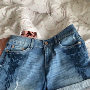 Demin shorts - Helt nya shorts som aldrig använts. Säljer för 250kr.